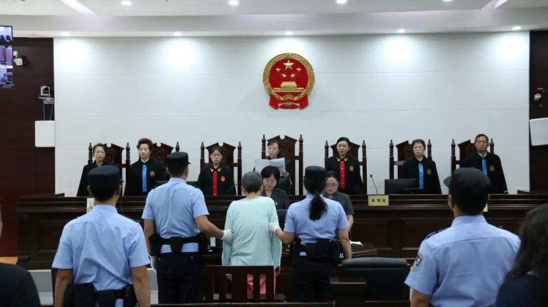 贵阳中院一审宣判“人贩余华英拐卖11名儿童”案：判处死刑