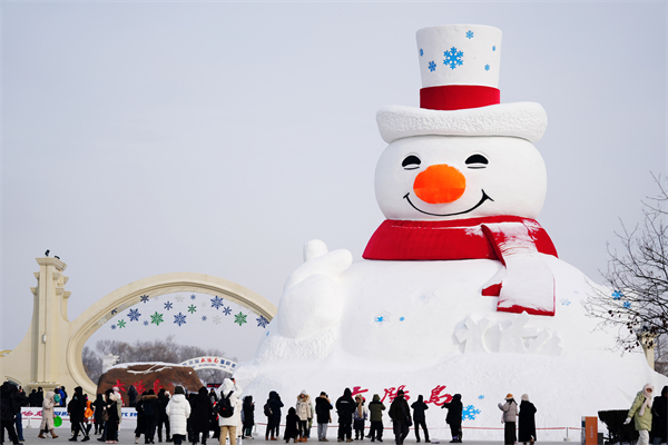 2024年1月1日，游客在哈尔滨太阳岛雪博会园区游玩  