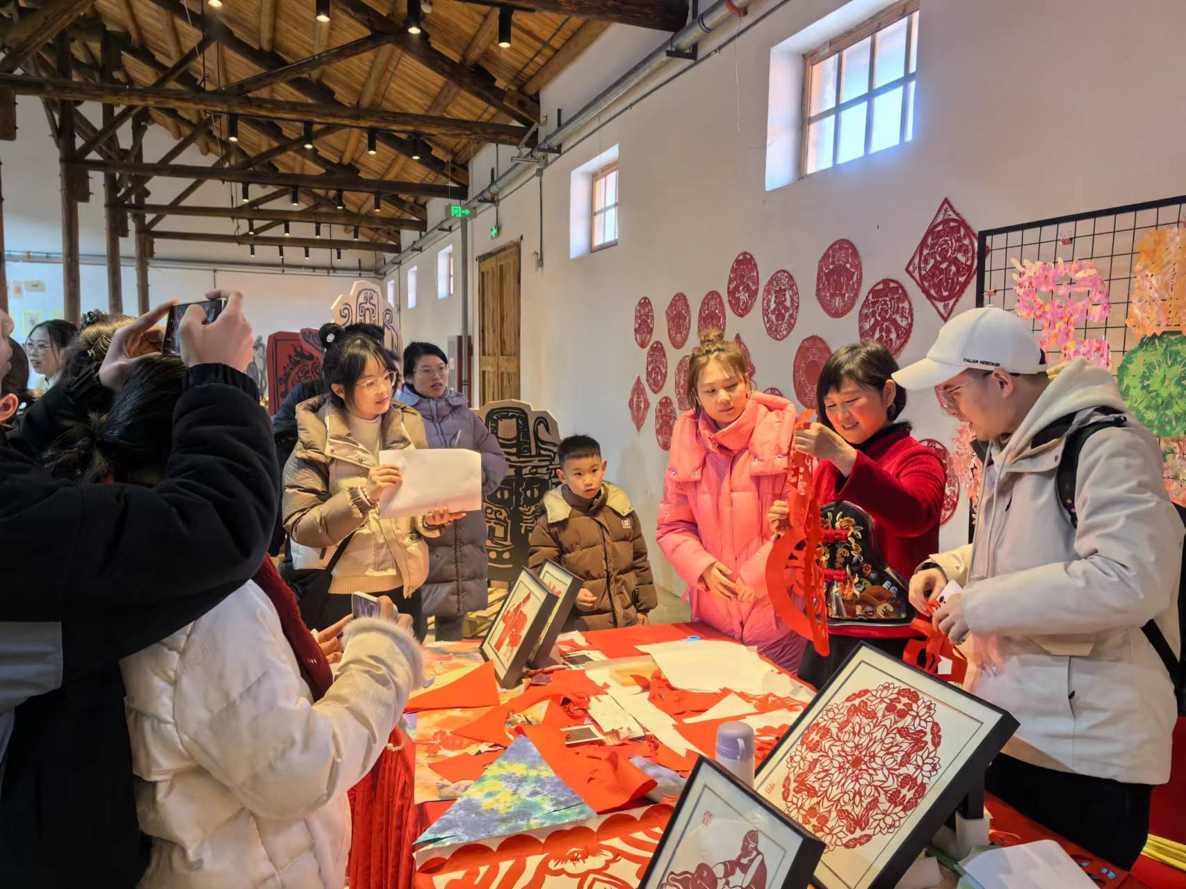 抱恩寺民俗街区剪纸非遗技艺展示。徐浦摄