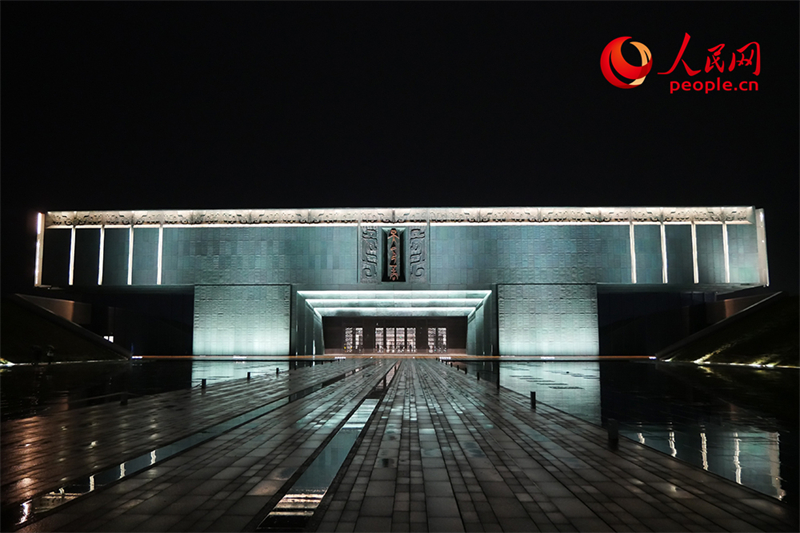 夜间的殷墟博物馆外景。人民网记者 韦衍行摄